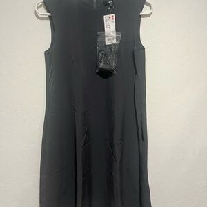 UNIQLO Sleeveless Black Dress